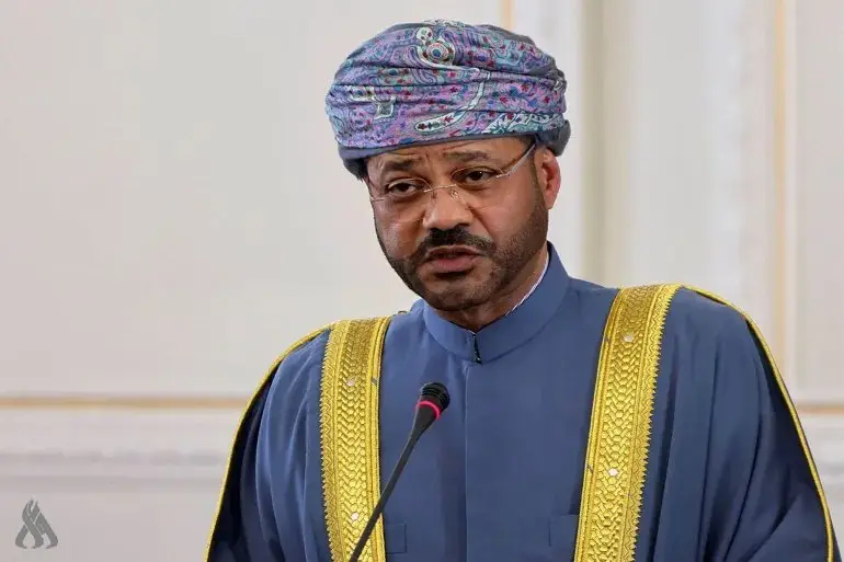 وزير الخارجية العُماني: نؤكد التزامنا بمواصلة جهود حماية الملاحة في مضيق هرمز