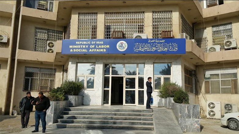 العمل تطلق رواتب متقاعدي العمال المضمونين لشهر تشرين الأول