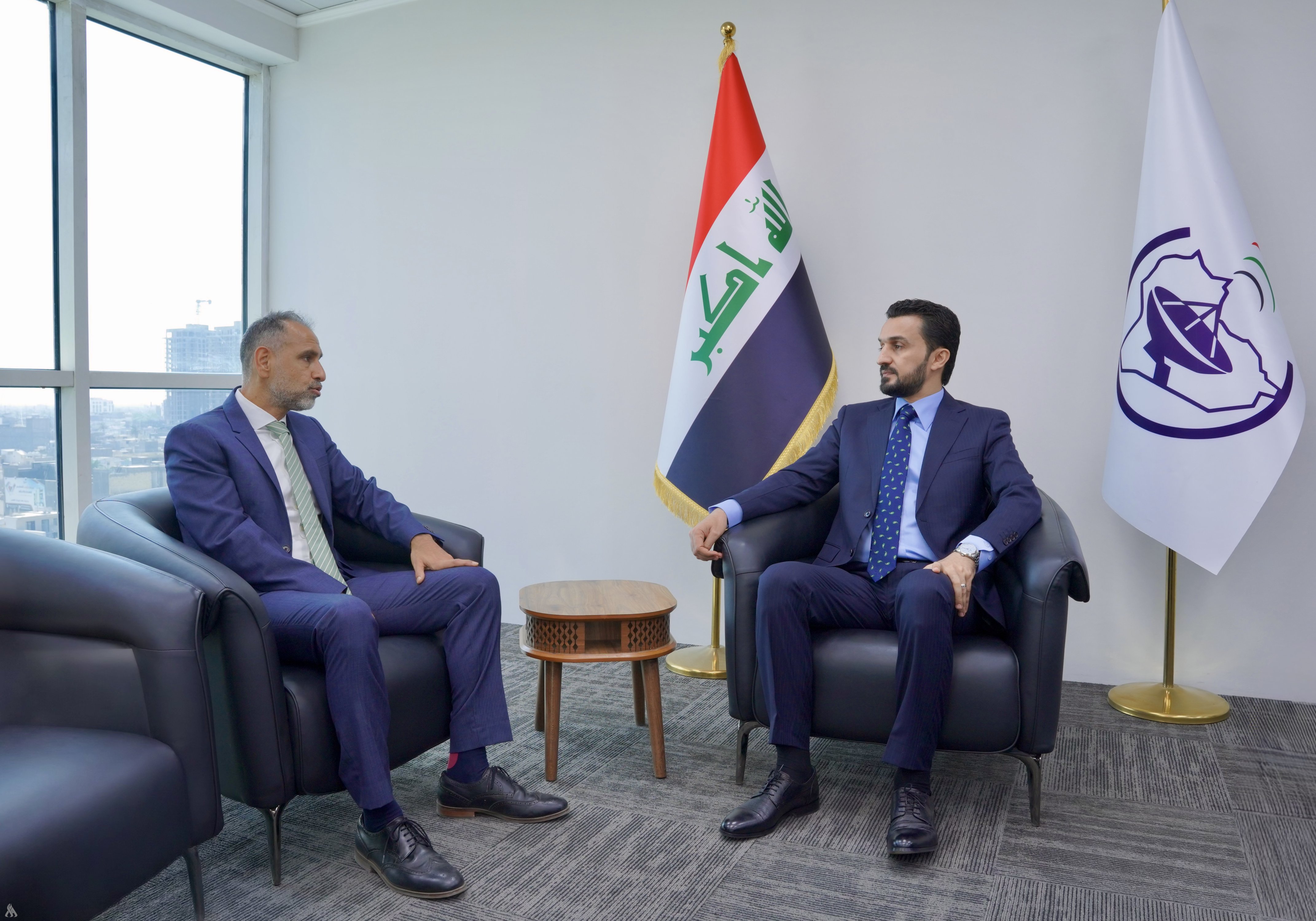 وزير الاتصالات والسفير البريطاني يبحثان تعزيز الشراكات الثنائية بمجالات التحول الرقمي