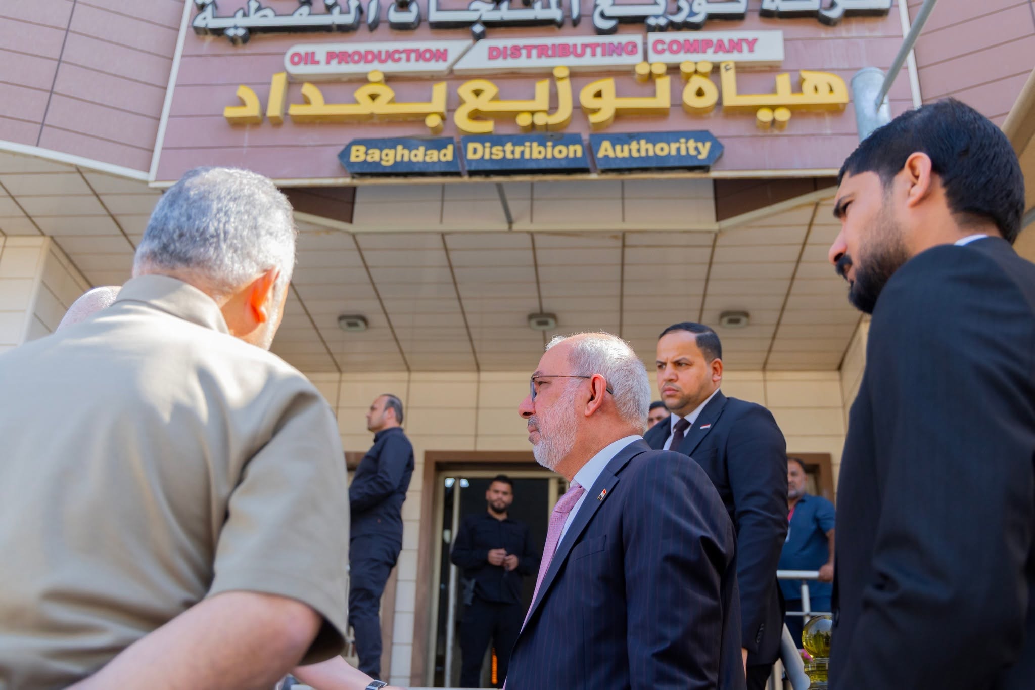 وزير النفط يوجه شركة توزيع المنتجات بتكثيف المتابعة والتأكد من استمرار انسيابية التجهيز
