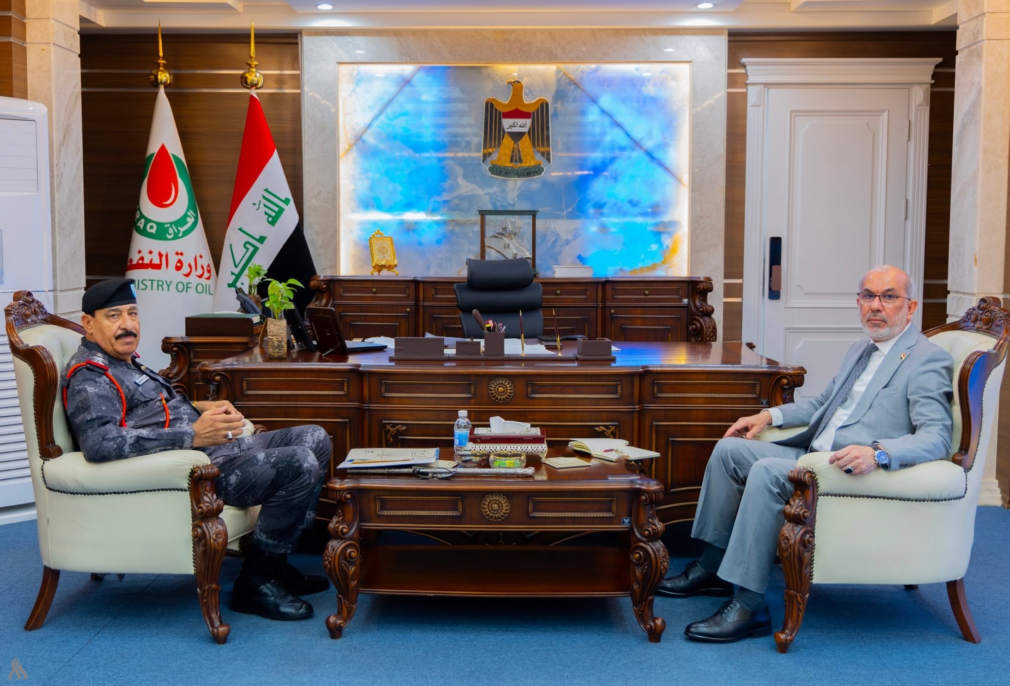 وزير النفط ومدير شرطة الطاقة يؤكدان أهمية حماية المواقع والمنشآت النفطية