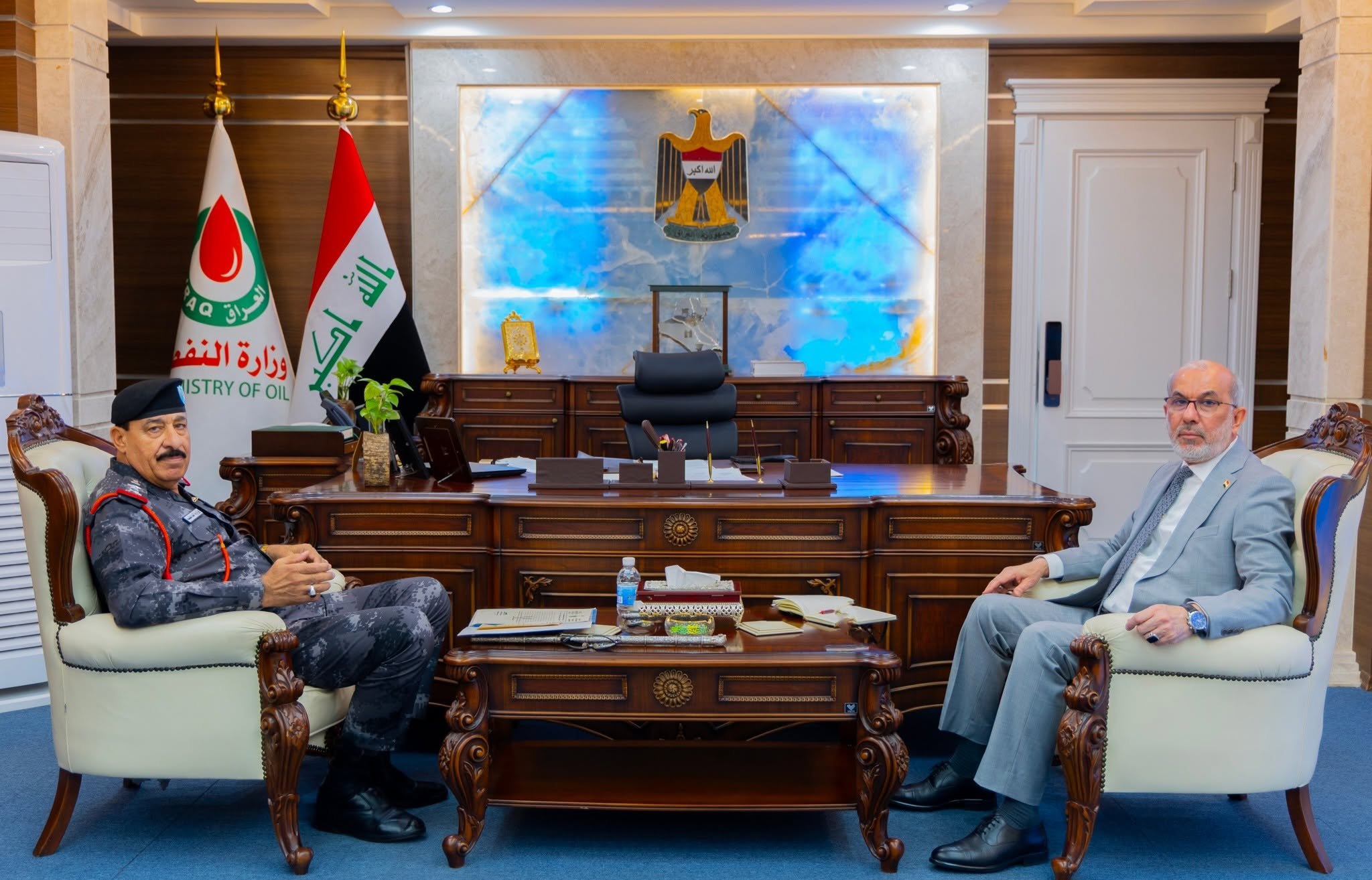 وزير النفط ومدير شرطة الطاقة يؤكدان أهمية حماية المواقع والمنشآت النفطية