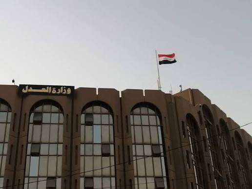 العدل توضح بشأن فيديو متداول عن إدخال وبيع الهواتف في سجن العمارة
