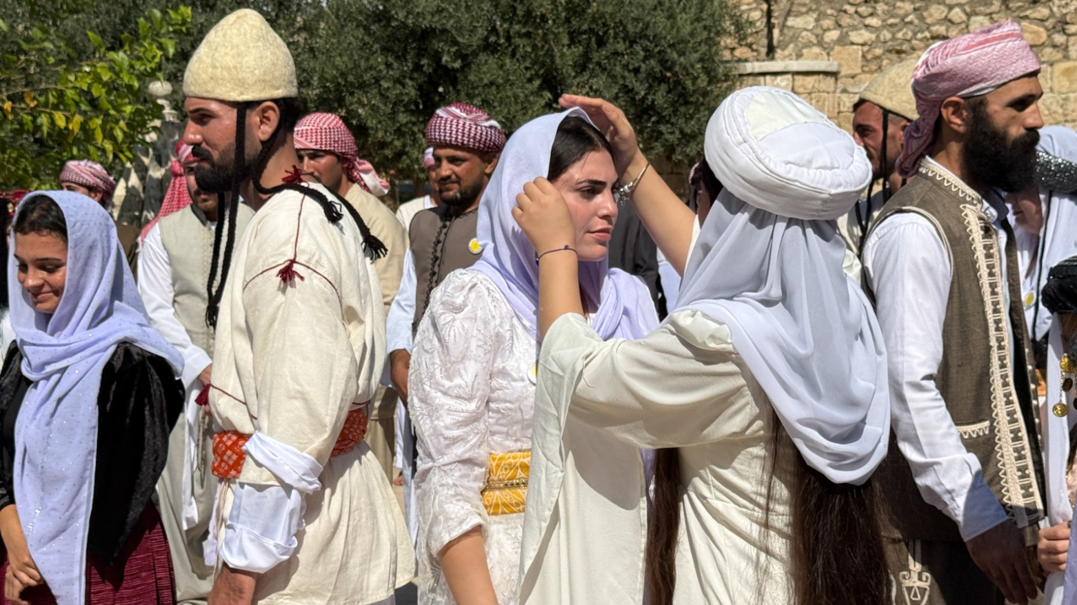 بألوان 7 دول.. شبيبة إيزيدية تُحيي في معبد “لالش” أزياء الأجداد صوناً للهوية من الاندثار