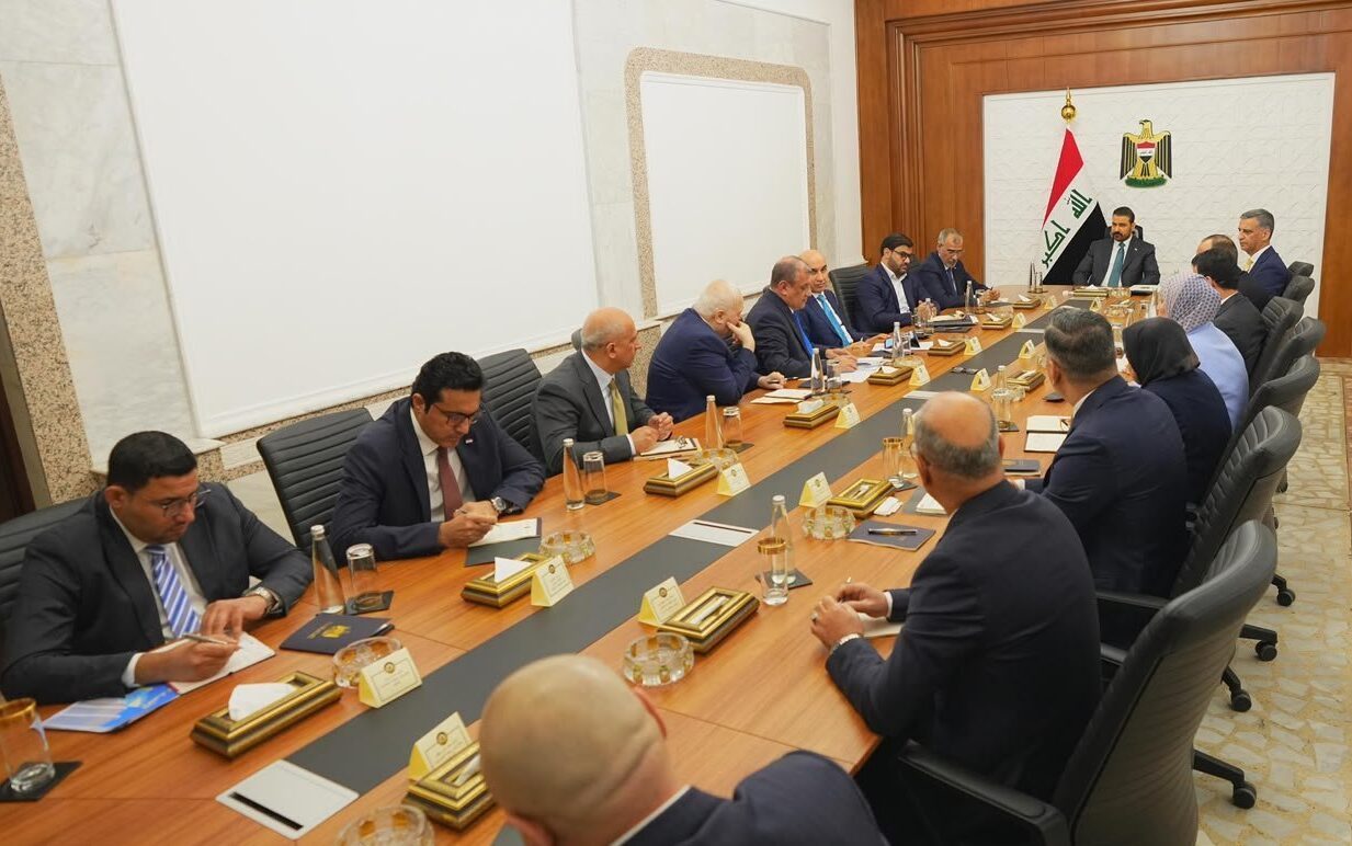 رئيس الوزراء يوجّه بحزمة من المبادرات لتنشيط الاقتصاد وتمويل المشاريع وإطلاق مستحقات المقاولين والمزارعين