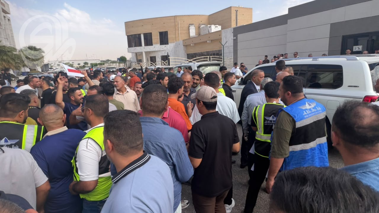 موظفو مطار النجف يحتجون على مراجعة سلم الرواتب ويطالبون بالتثبيت