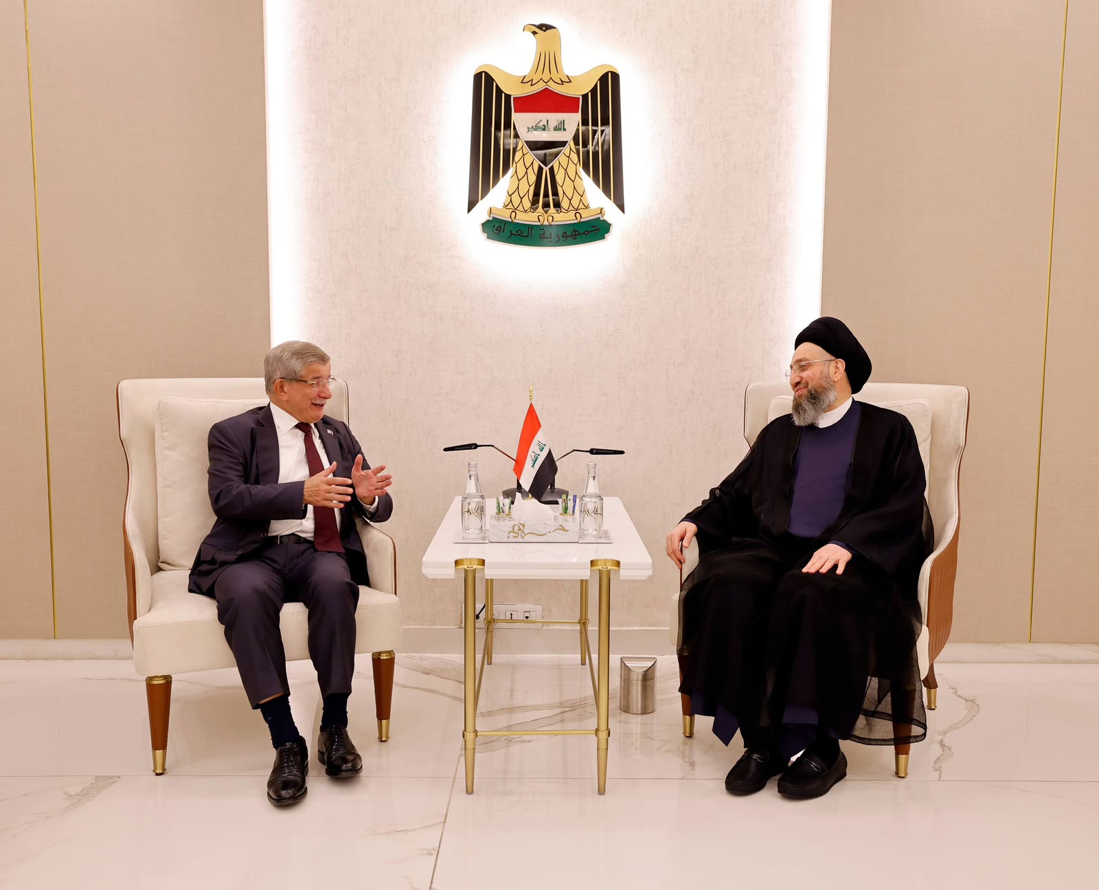 الحكيم يبحث مع أوغلو تطورات المشهد السياسي في المنطقة و العلاقات الثنائية