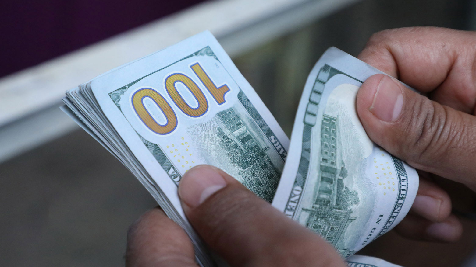 “الازدواج الضريبي” يمنع مستثمري السكن في كوردستان من الحصول على الدولار بالسعر الرسمي