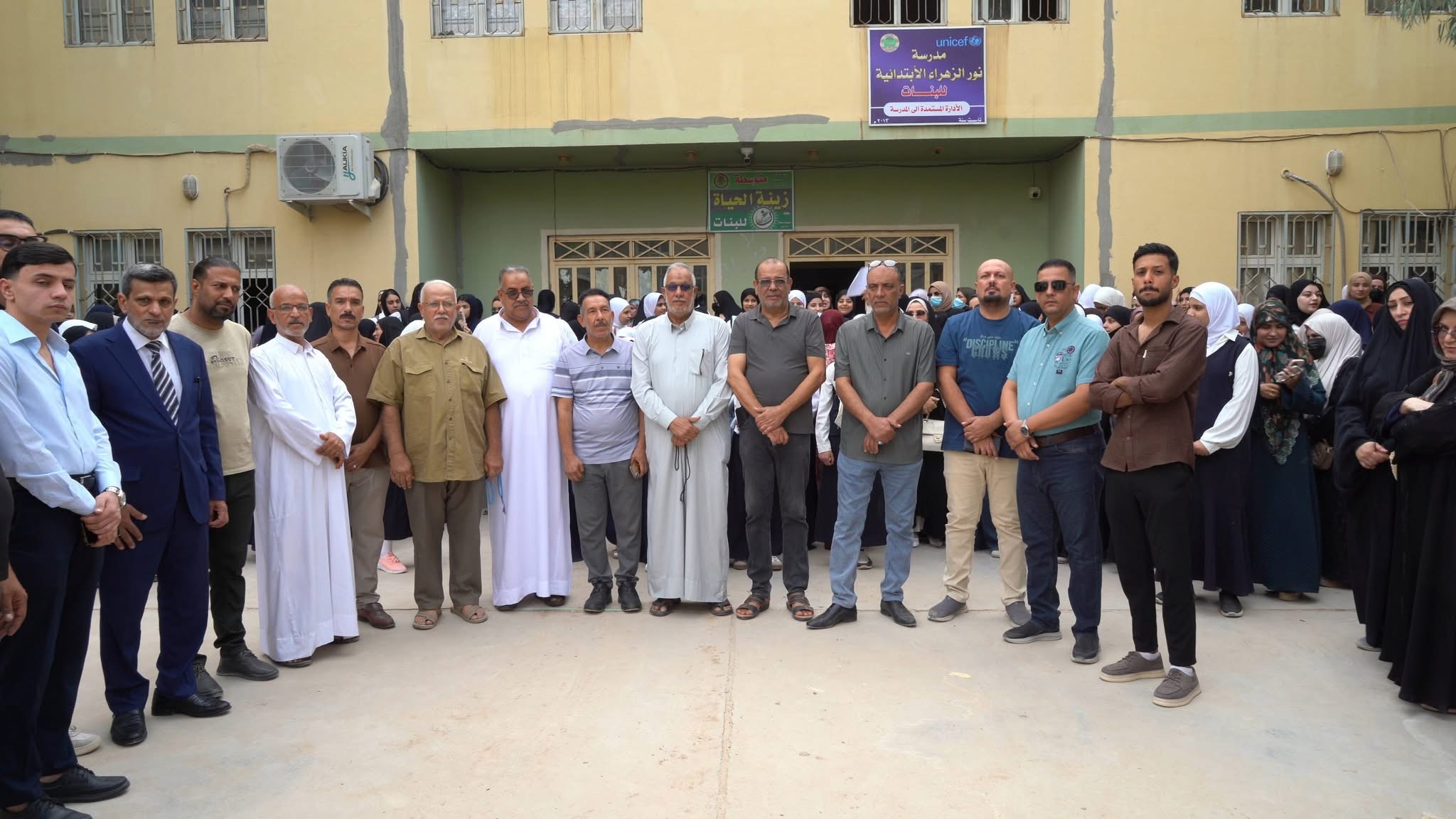 ذوو طالبات يتظاهرون وسط الديوانية للمطالبة بالغاء دمج مدرستين