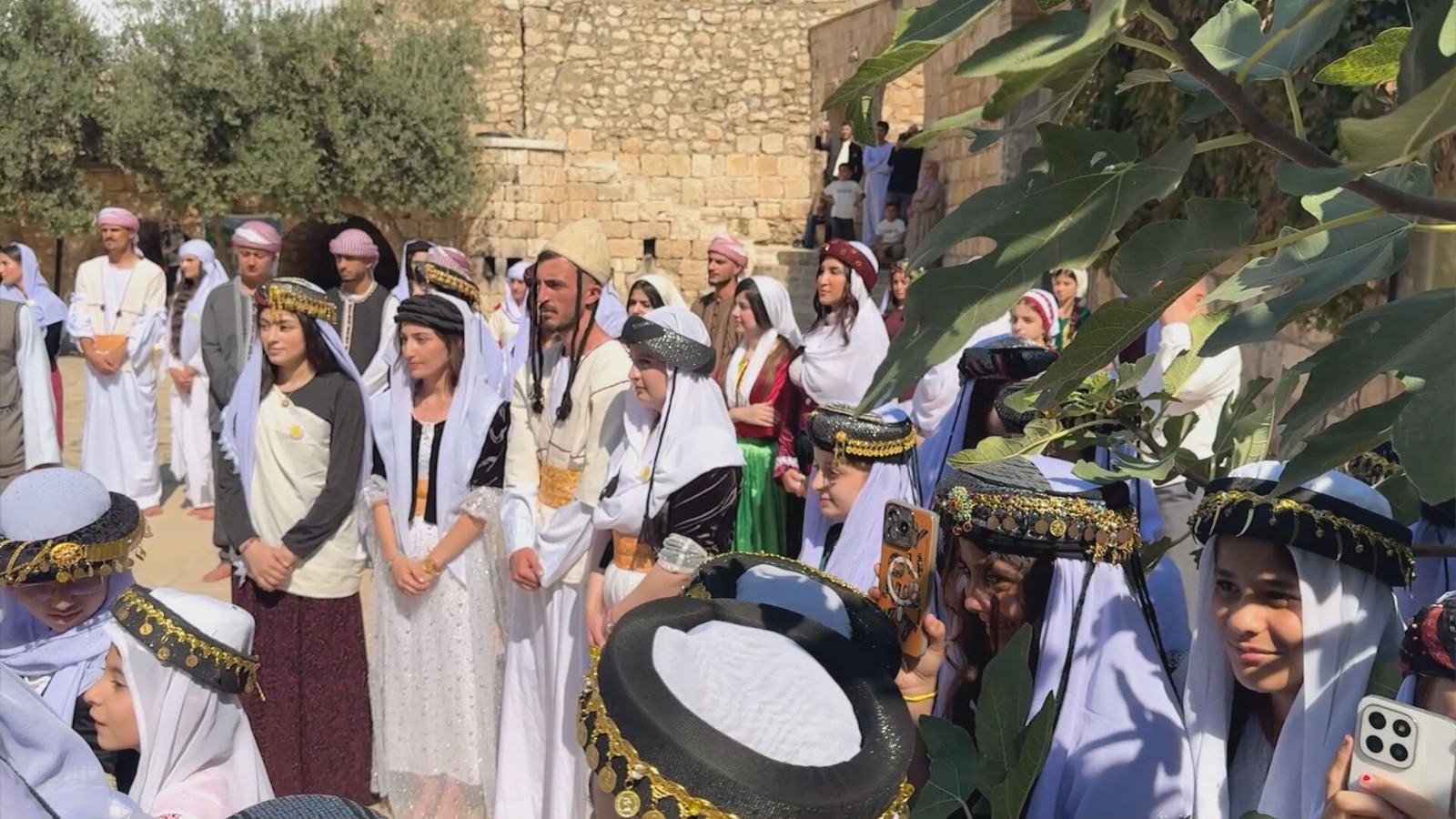 معبد لالش يكتسي بالبياض.. الإيزيديون يستقبلون عيد “جما” بأجواء روحانية وطقوس دينية عريقة