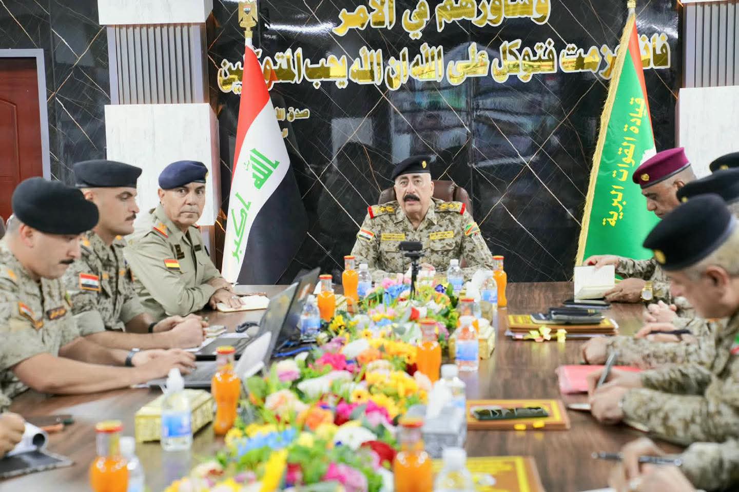 قائد القوات البرية يترأس مؤتمراً عبر الدائرة التلفزيونية مع قادة العمليات والفرق لمناقشة الوضع الأمني