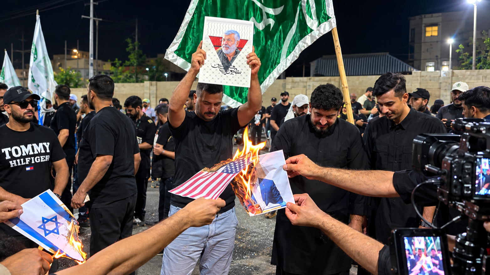 البصرة.. أنصار الحشد الشعبي يتظاهرون ويحرقون صور رئيس الوزراء احتجاجاً على توقيف رفاقهم
