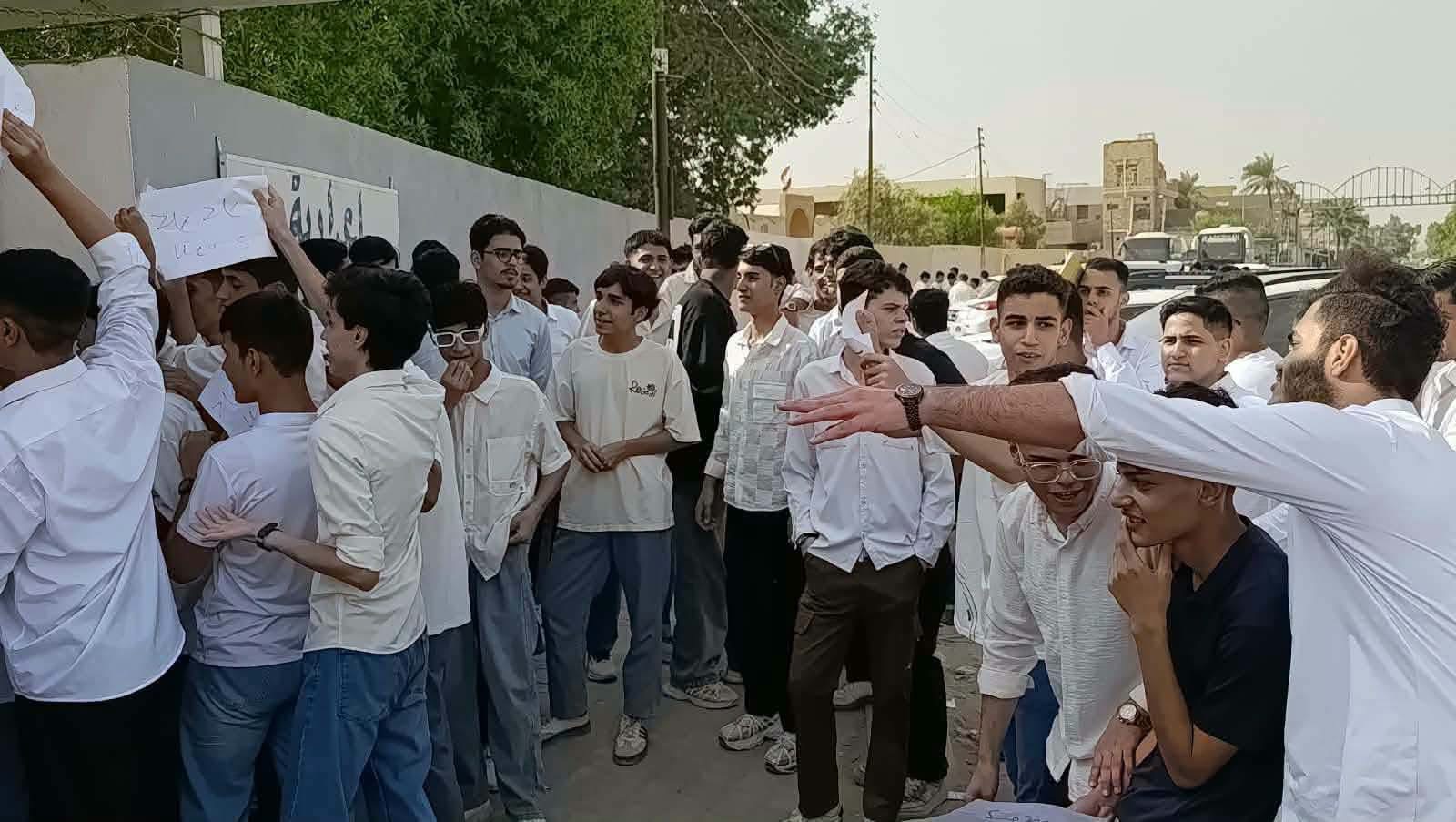 وقفة احتجاجية لرفض دمج مدارس في الديوانية
