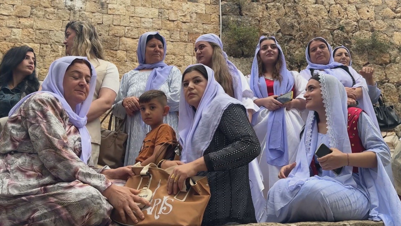 معبد لالش يحتضن مراسم اليوم الأول من عيد “الجماعية”.. طقوس دينية ودبكات فلكلورية تمتد لأسبوع