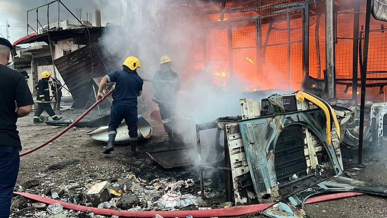 الدفاع المدني يسيطر على حريق في محال تجارية بمدينة الصدر