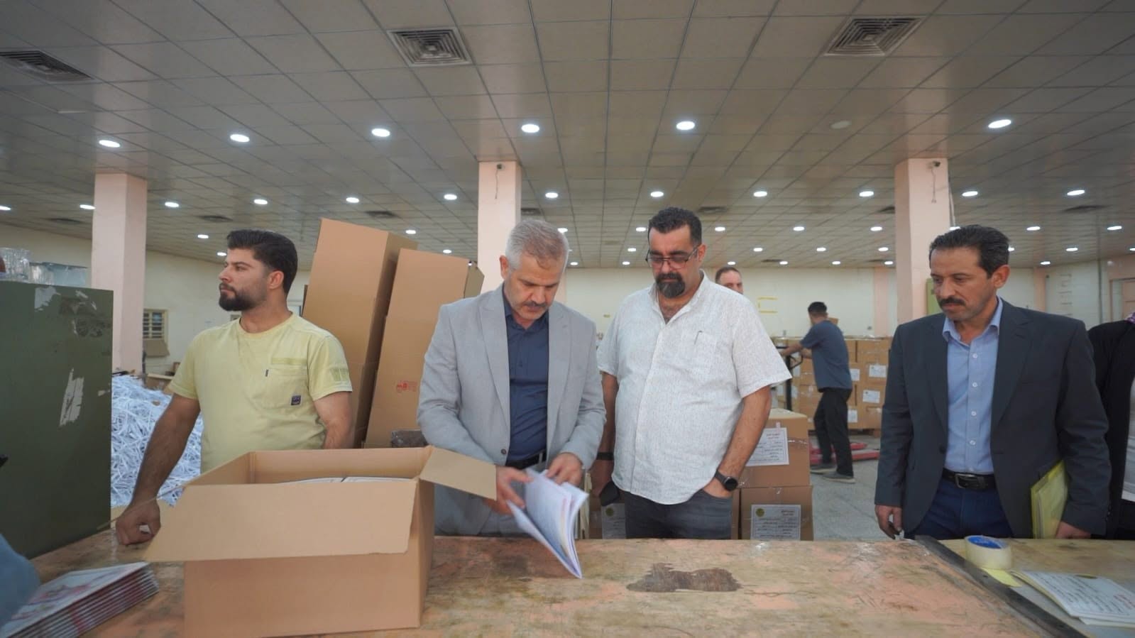 في مطبعة شبكة الإعلام العراقي.. لجنة الطباعة ترصد مراحل إنجاز الكتب المدرسية