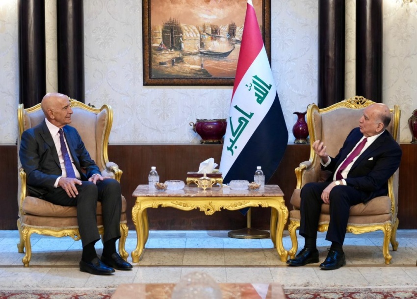 فؤاد حسين وتوم باراك يبحثان العلاقات العراقية الأميركية وسعر صرف الدينار