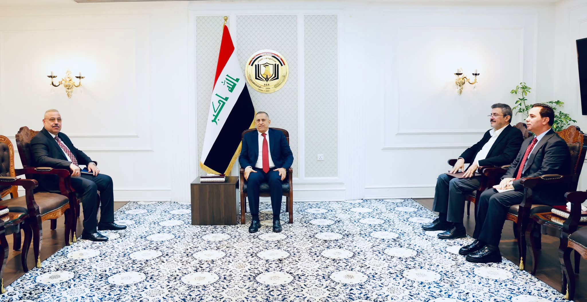 مستشار الأمن القومي يؤكد أهمية دور العشائر العراقية في دعم وإسناد توجهات الحكومة