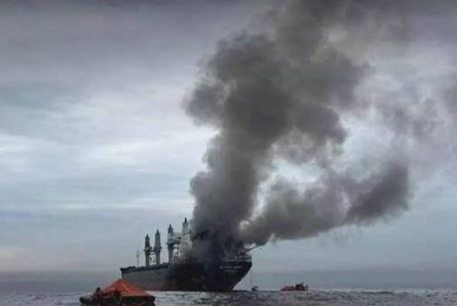 فقدان اثنين من أفراد طاقم ناقلة نفطية استهدفتها مسيّرة في مضيق هرمز