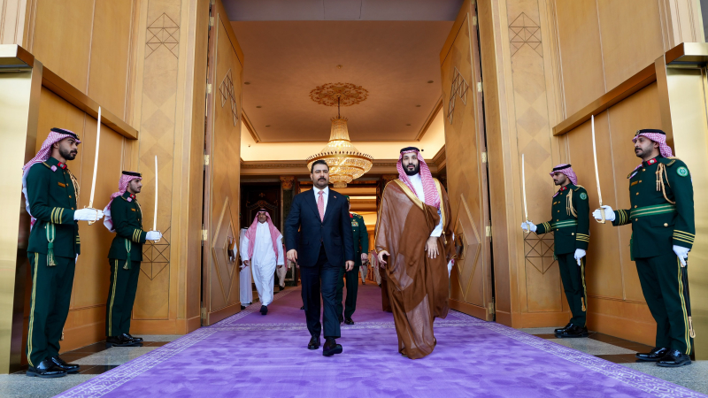 رئيس الحكومة العراقية يلتقي ولي العهد السعودي ويدين استهداف مطار الملك خالد