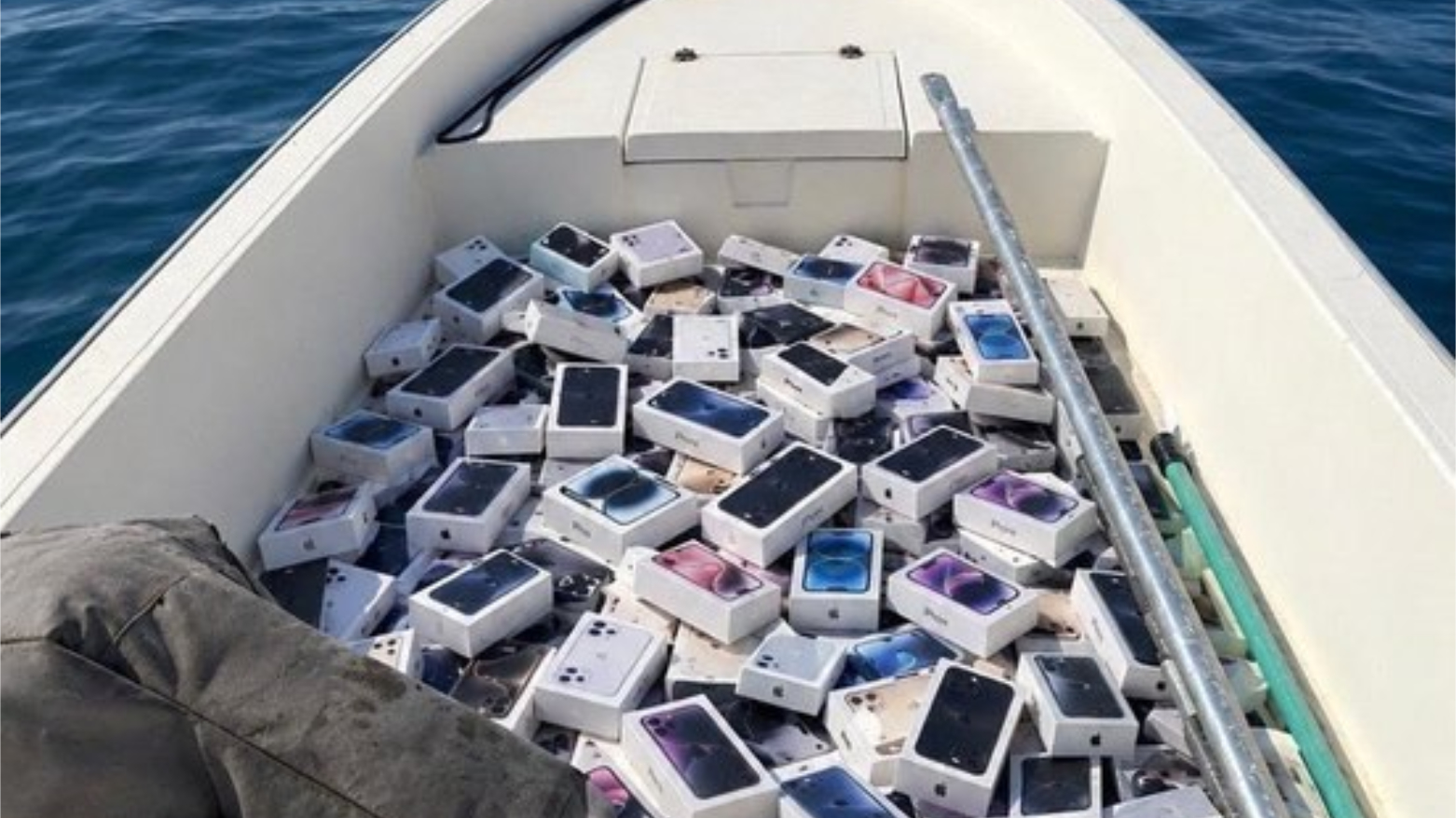 مضيق هرمز يبتلع شحنة ضخمة من هواتف «آيفون 18» بعد غرق سفينة حاويات