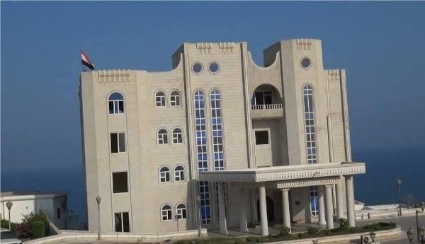 رويترز: أربعة صواريخ بالستية تستهدف القصر الرئاسي اليمني