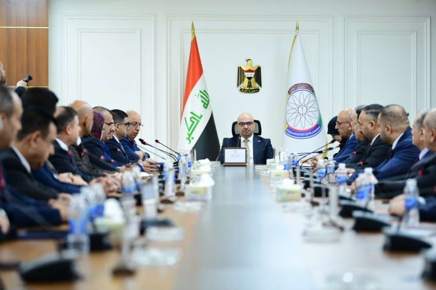 وزير التخطيط يدعو إلى تطوير الأداء وتعزيز التنسيق والحضور الإعلامي للوزارة