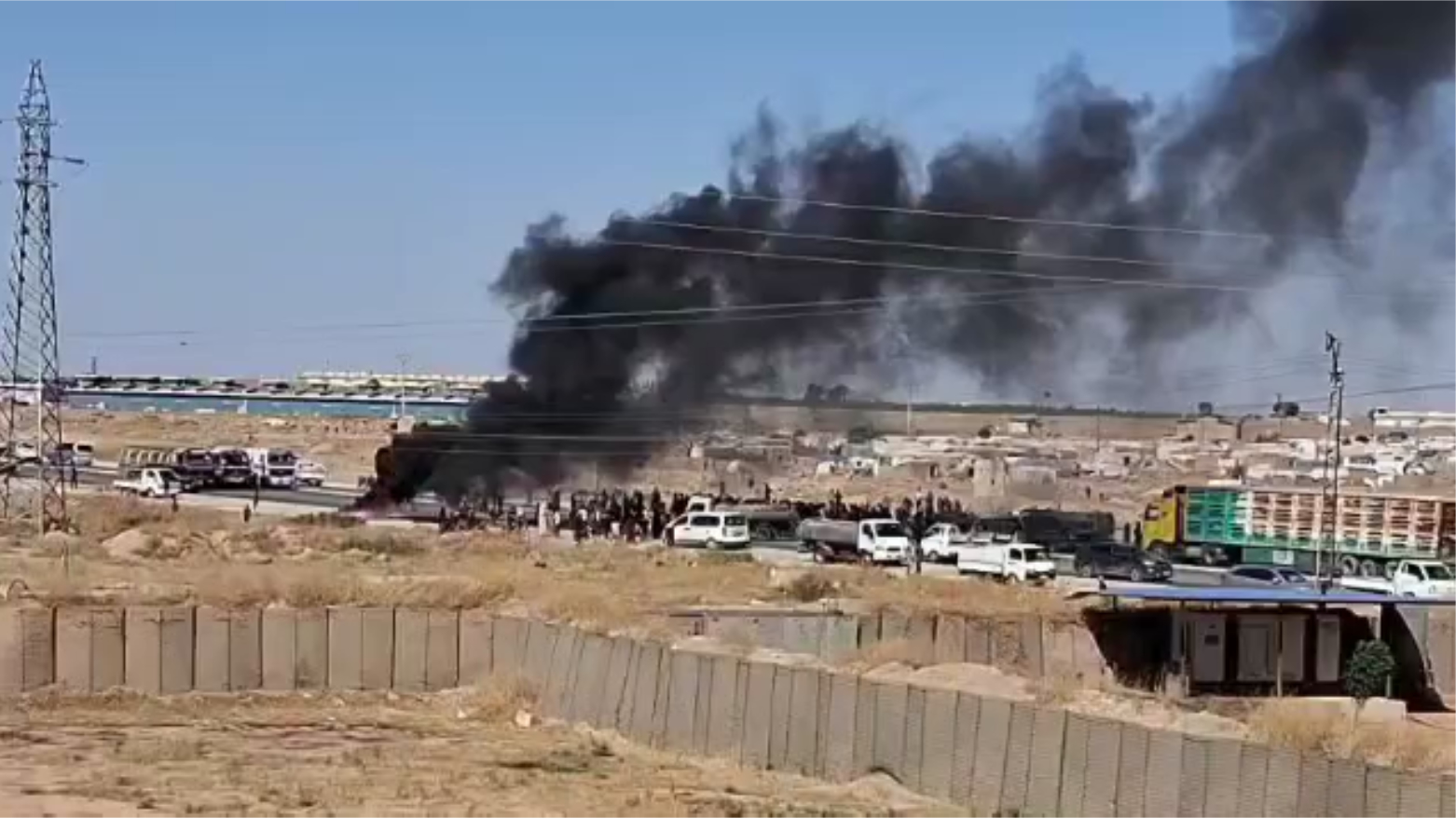 مهجّرون في مخيم “واشوكاني” يقطعون طريق الحسكة – تل تمر احتجاجاً على تأخر قوافل العودة