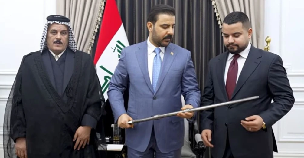 الزيدي يوجّه بحماية المبلّغ عن فساد مسؤول عراقي ويهديه سيفاً (فيديو)