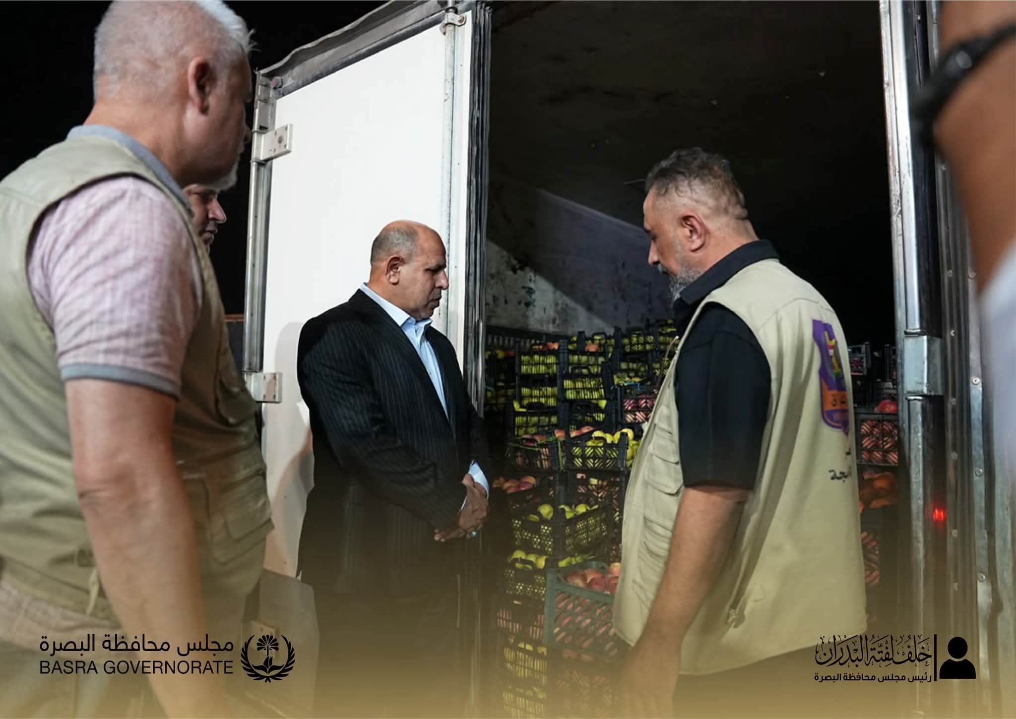 رئيس مجلس محافظة البصرة يتابع ميدانياً إجراءات دخول شاحنات المواد الغذائية عبر منفذ الشلامجة