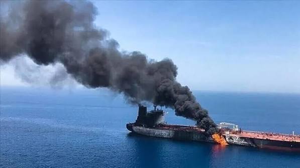 انفجار ناقلة نفط كبيرة بعد اصطدامها بلغم بحري جنوب مضيق هرمز