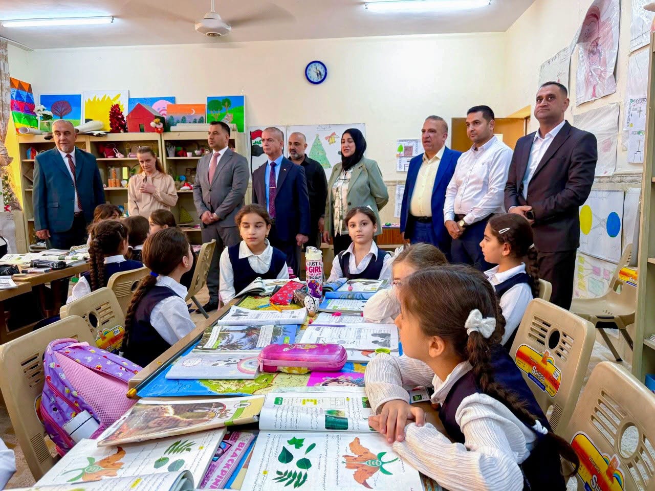 التربية توزع الكراس المنهجي السرياني في الحمدانية وتتابع احتياجات مدرسة أور للبنات