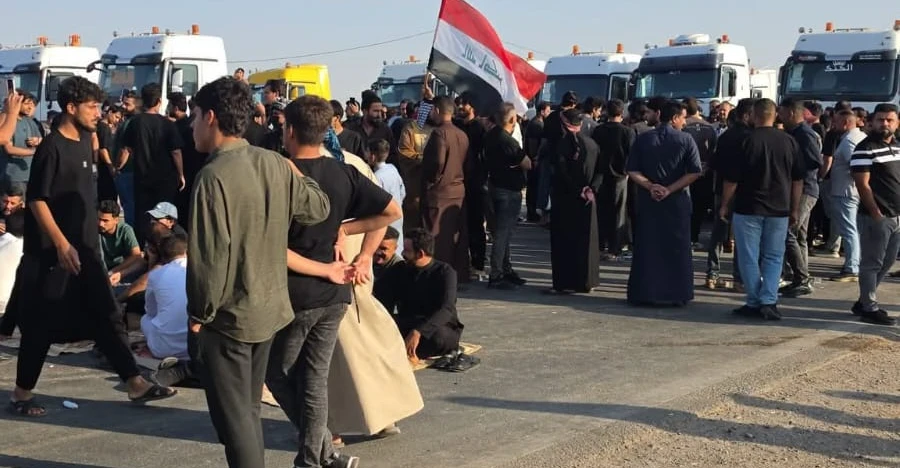 ميسان.. محتجون يقطعون طريق الشركات النفطية رفضاً لإغلاق منفذ الشيب