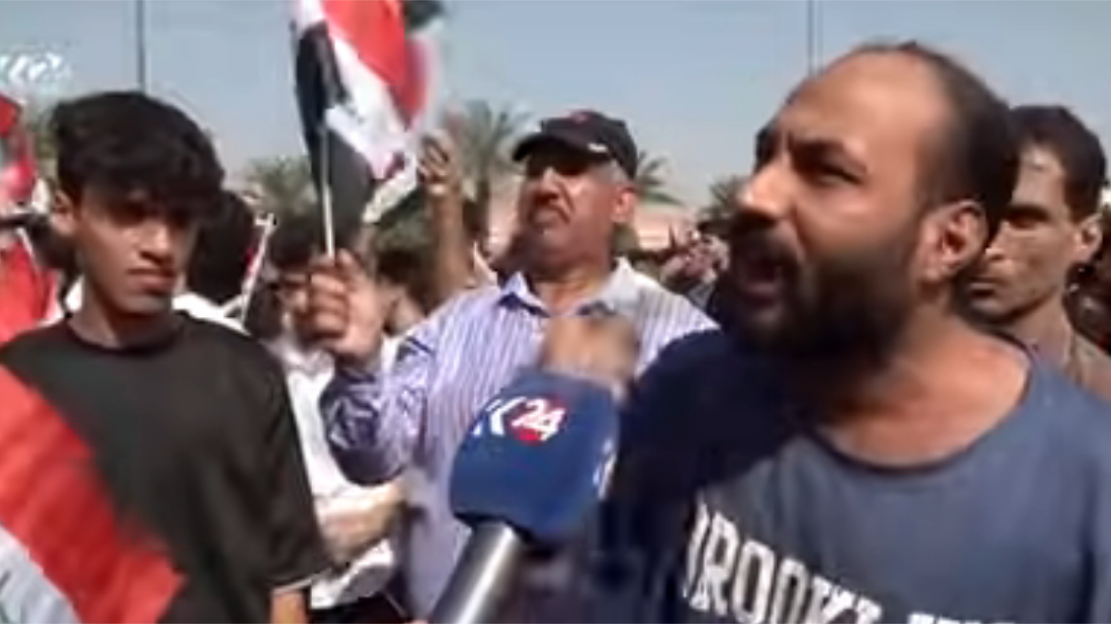في الذكرى السابعة لتظاهرات تشرين.. متظاهرون في ساحة التحرير ببغداد يجددون مطالبهم