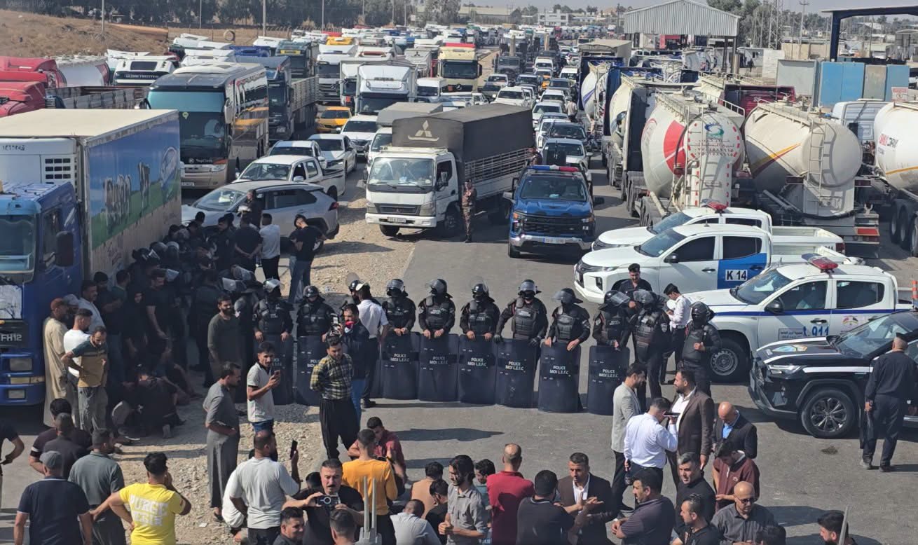 سائقو شاحنات يقطعون الطريق الرئيس بين كركوك والسليمانية رفضا لاجراءات فحص السونار