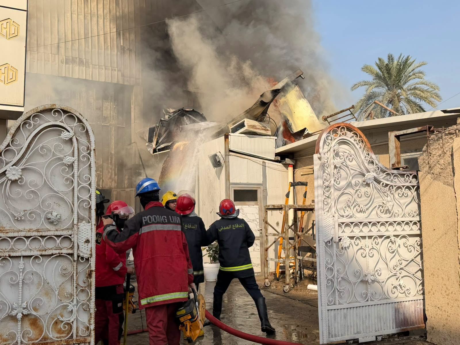 الدفاع المدني يسيطر على حريق داخل مخزن للمواد الكهربائية شمالي بغداد