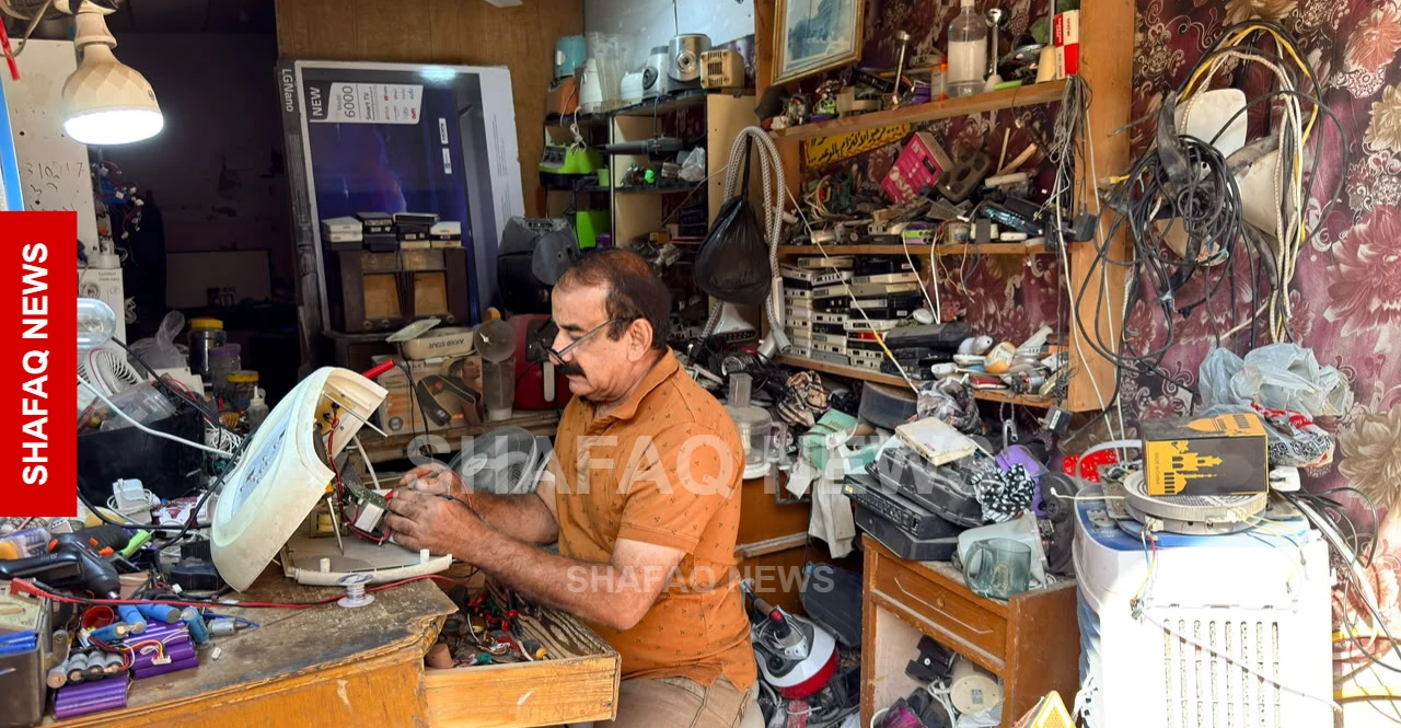 40 عاماً بين الأسلاك والراديو.. “أبو علي” يتحدى التكنولوجيا في ديالى (صور)