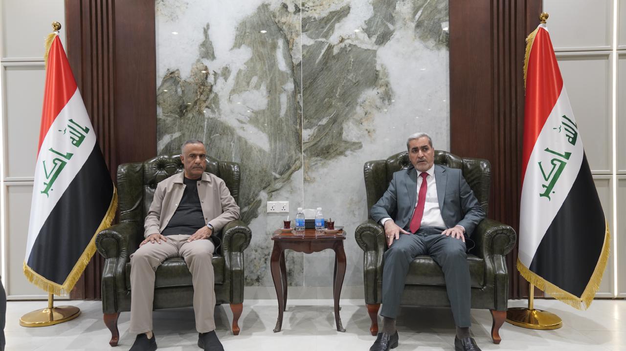 وزير الدفاع يصل إلى محافظة المثنى للاطلاع على الواقع الأمني وجاهزية القطعات العسكرية