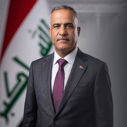 وزير الدفاع يكرّم مواطناً لأمانته في تسليم ٢٣ ألف دولار