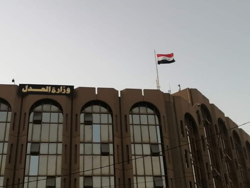 العدل تنفي اعتقال نجل وكيل الوزير في إحدى السيطرات