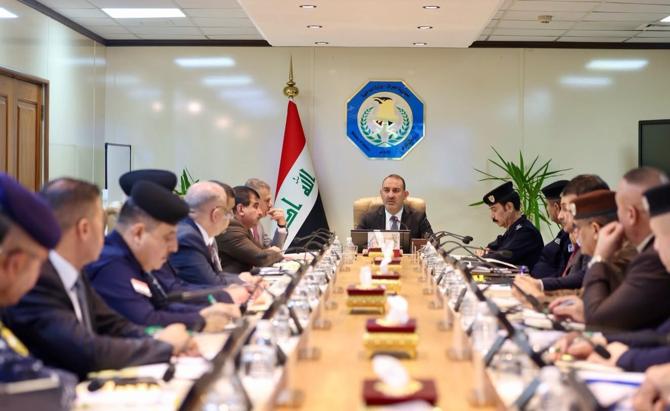 وزير الداخلية يؤكد أهمية تطوير العمل الأمني والخدمي