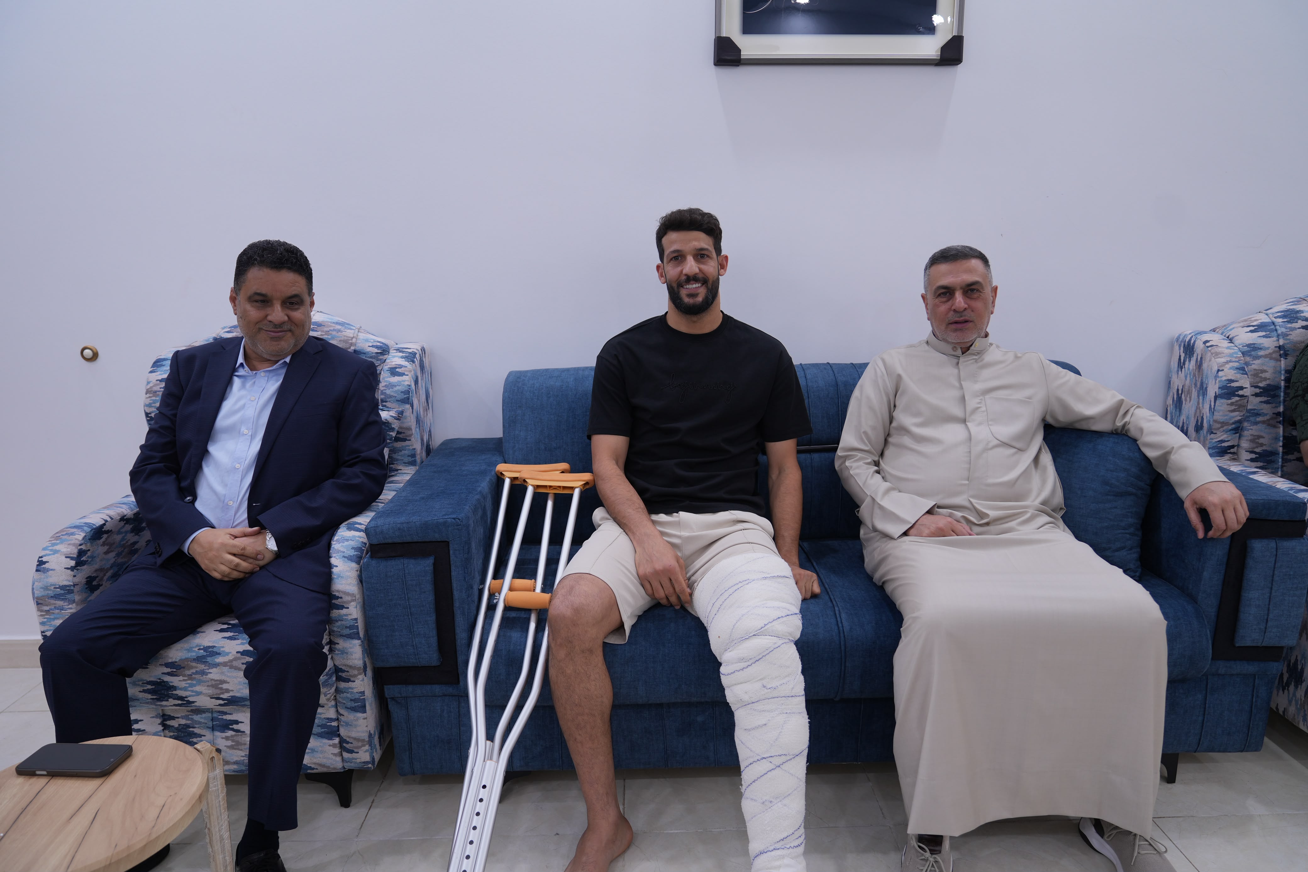 العيداني يزور لاعب الميناء سعد ناطق للاطمئنان على صحته