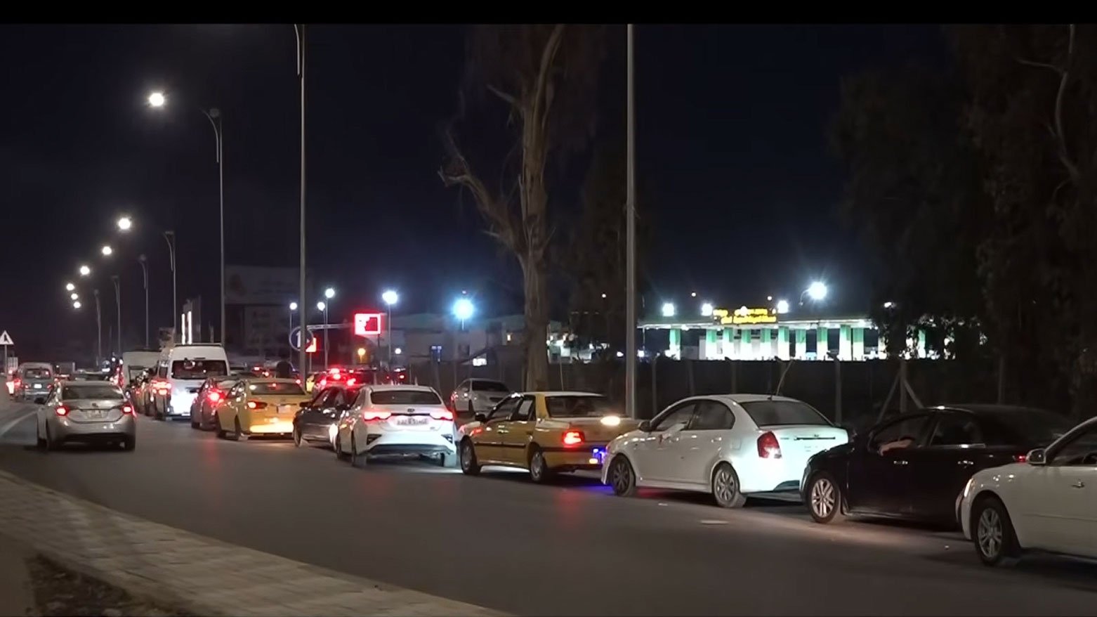 أزمة البنزين تخنق بغداد.. طوابير طويلة، محطات مغلقة، ومواطنون غاضبون يطرحون الحلول