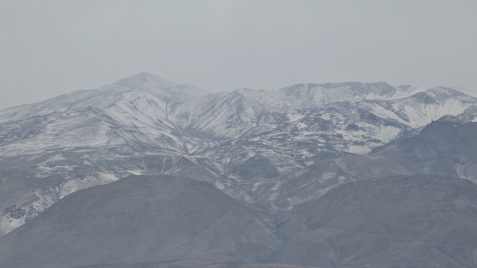 مع انخفاض درجات الحرارة.. الثلوج تكسو قمة “جبل سيبان” في شمال كوردستان