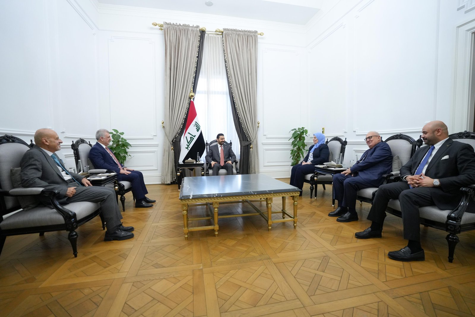 رئيس الوزراء يشيد بالدور الأساسي للصيادلة في تعزيز النظام الصحي في العراق