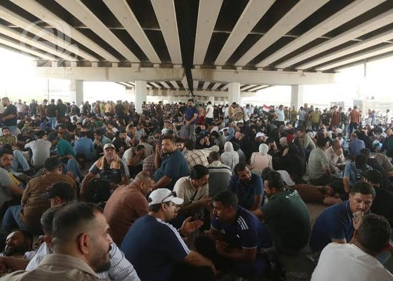 خريجون يرتدون الأكفان يتظاهرون أمام وزارة المالية للمطالبة بالتعيين