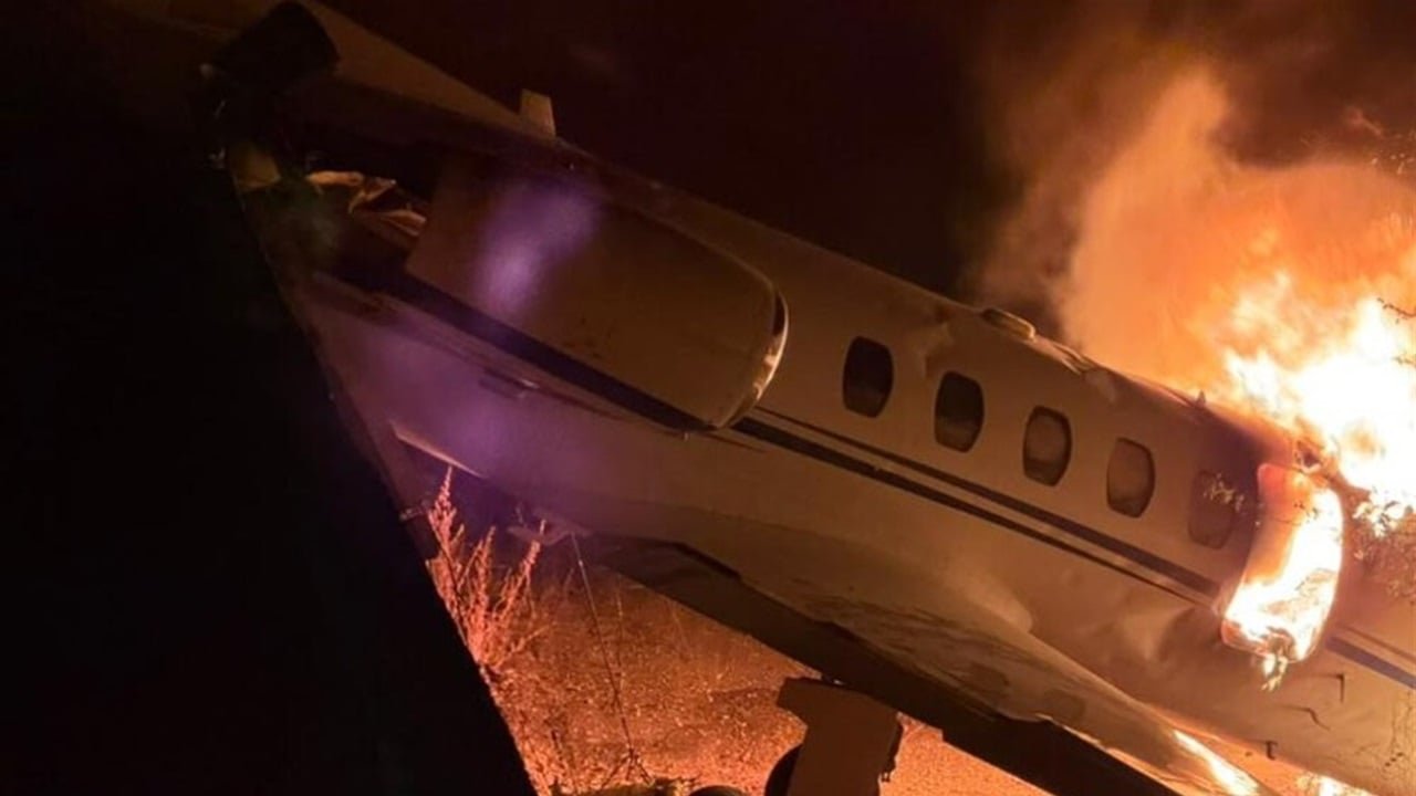 مغني شهير ينجو من الموت بأعجوبة بعد اشتعال النيران في طائرته