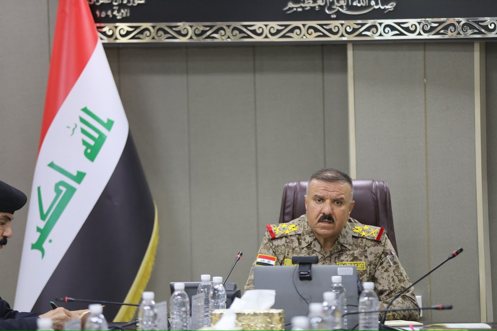 مدير مكتب القائد العام يترأس اجتماعاً أمنياً لبحث توزيع المهام بين القوات الأمنية والعسكرية