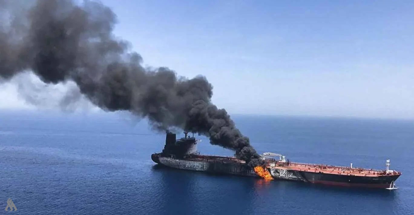 التجارة البحرية البريطانية: استهداف سفينة شحن بمضيق هرمز وإصابة شخصين داخلها