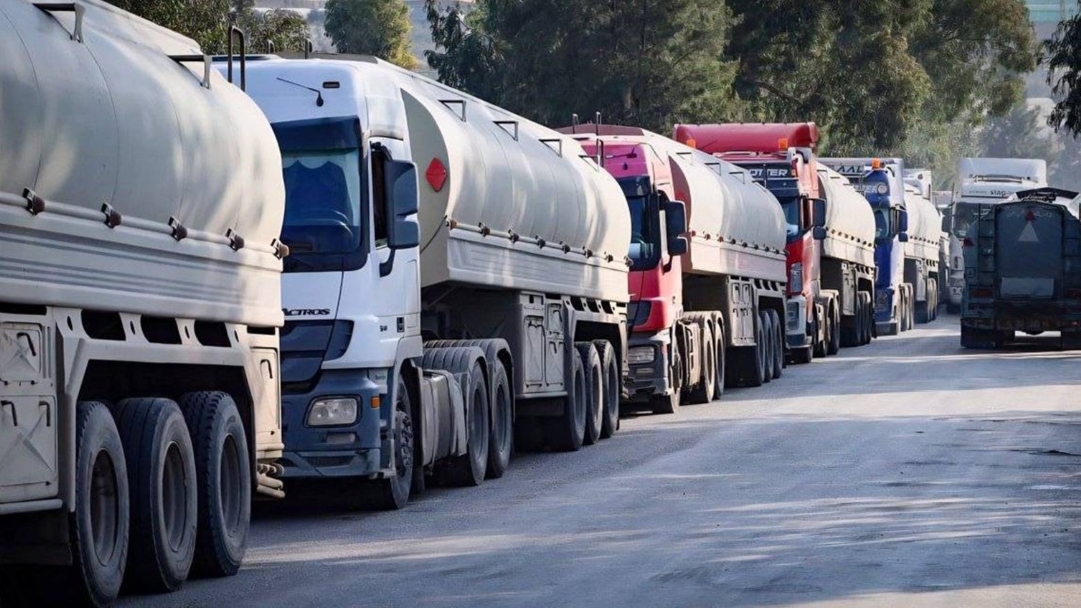 لمواجهة أزمة الوقود.. العراق يبدأ استيراد البنزين من سوريا ويخطط لدخول 200 صهريج يومياً